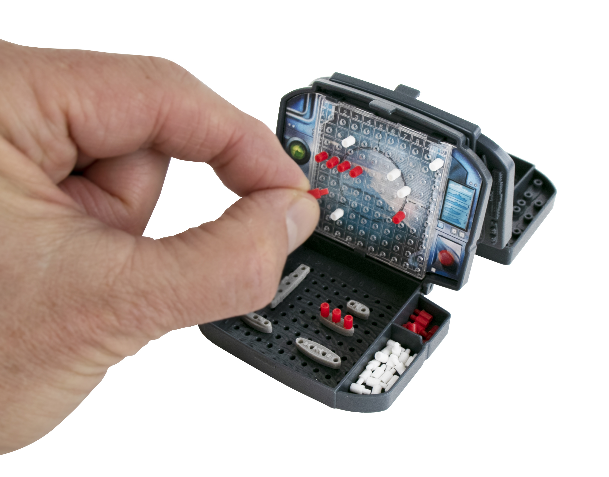 Eine Hand platziert einen roten Spielstein auf einem Battleship-Spielbrett.