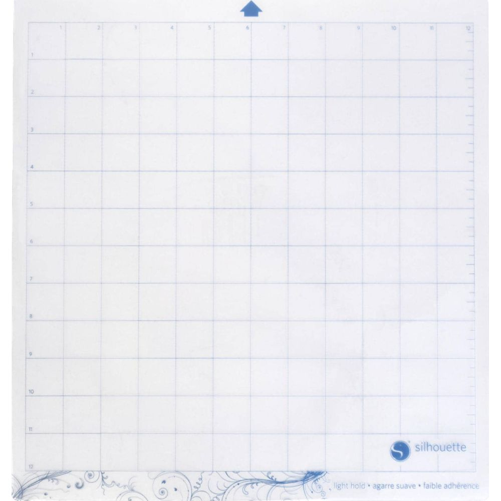Eine weiße Schneidematte mit blauem Gitter und Pfeil. Unten ist das Silhouette-Logo.