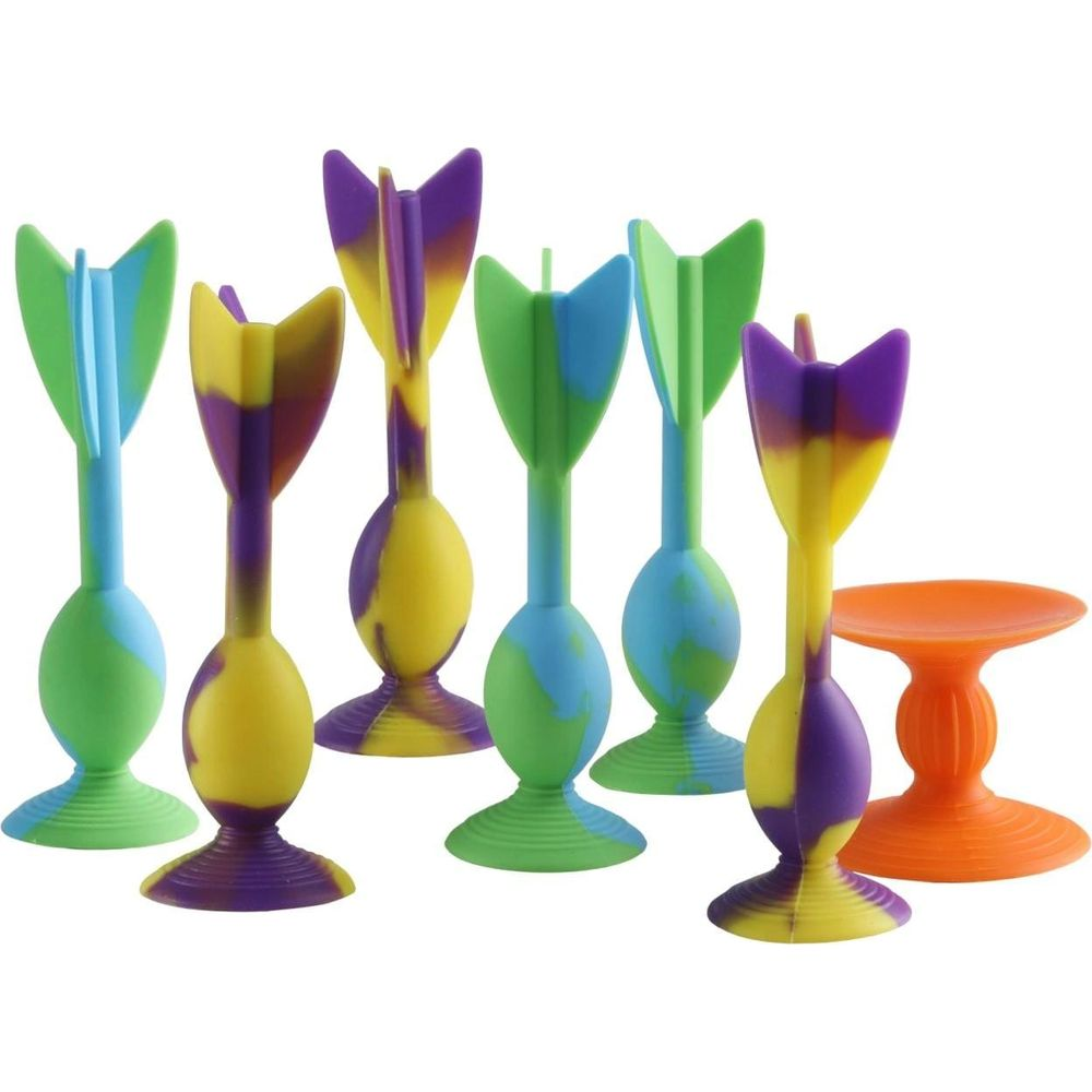 Sei oggetti colorati simili a freccette in silicone su sfondo bianco, uno su supporto arancione.