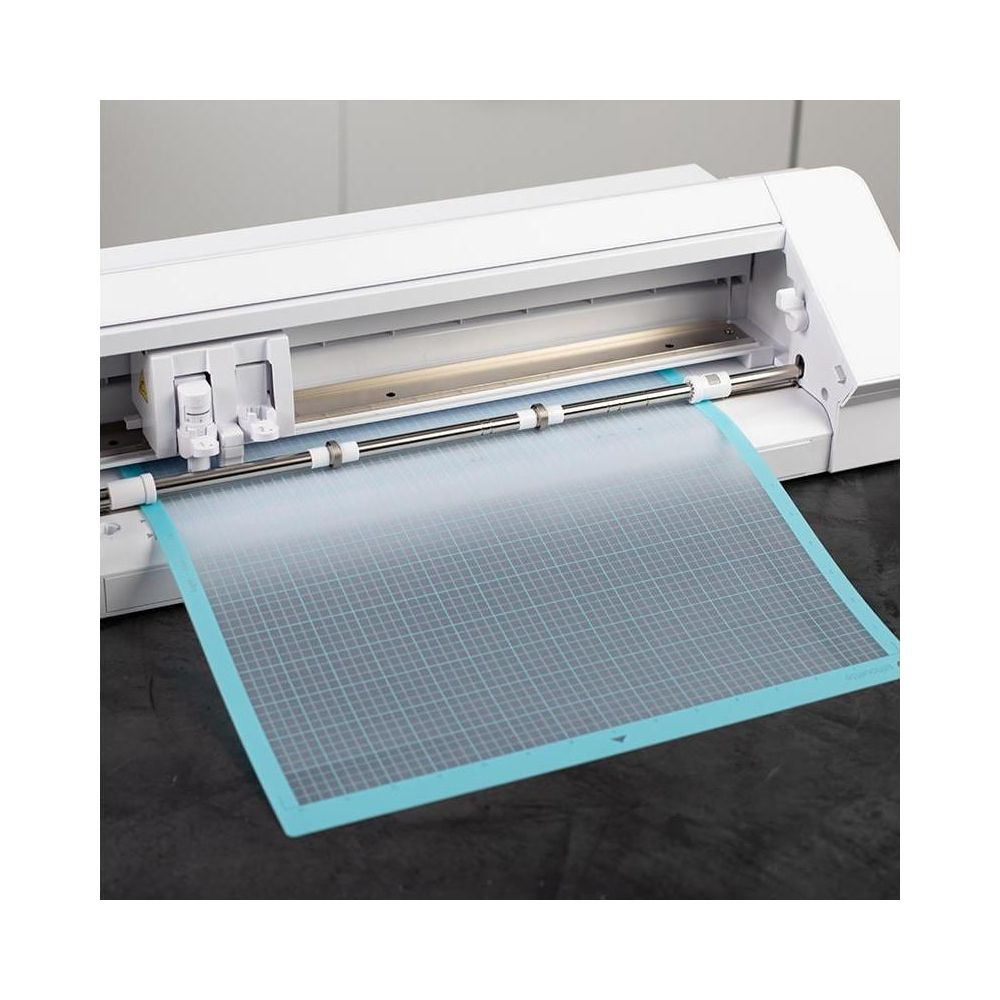 Ein weißer Schneideplotter mit blauem Schneidematten-Pad, das sich unter dem Schlitten befindet.