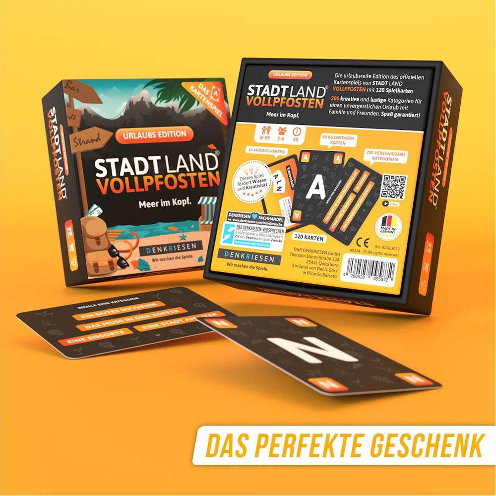Spielverpackung 'Stadt Land Vollpfosten' und Spielkarten auf gelbem Hintergrund mit Text.