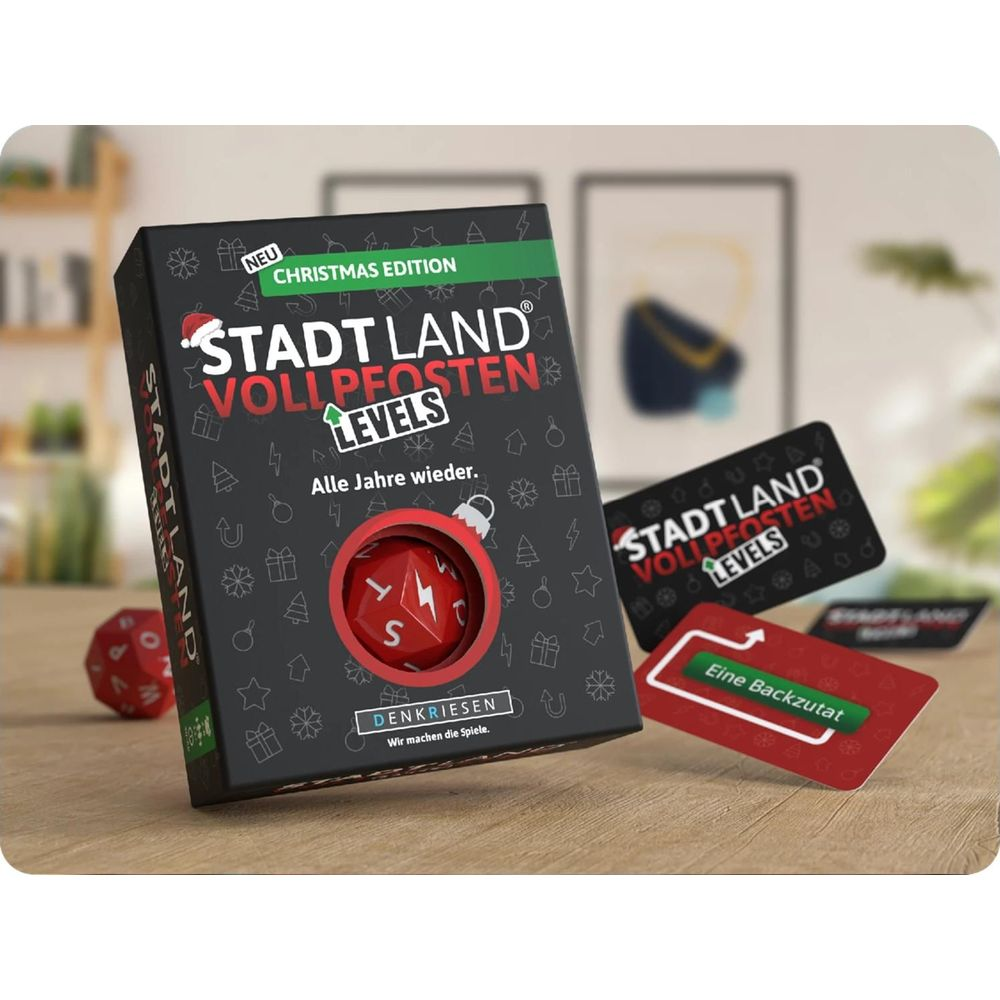Weihnachtsspiel "Stadt Land Vollpfosten Levels" mit rotem Würfel und Karten.