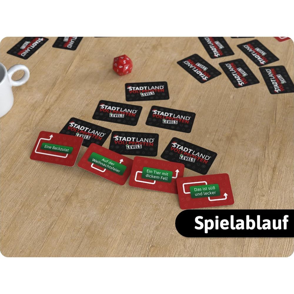 Spielkarten und ein Würfel liegen auf einem Holztisch. Der Text 'Spielablauf' ist sichtbar.