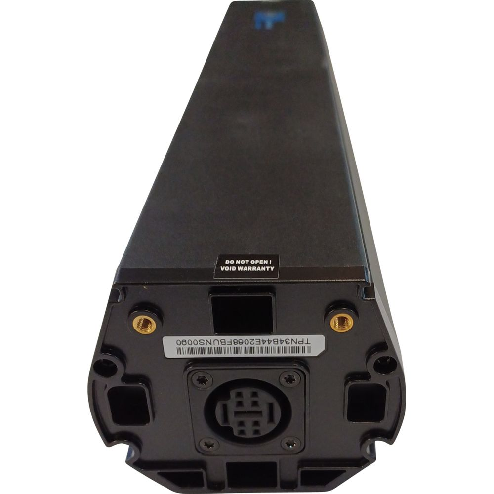 Pacco batteria nero con porta connettore ed etichetta di avviso.