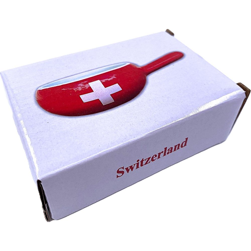 Una scatola rossa con etichetta "Switzerland" e una croce svizzera.