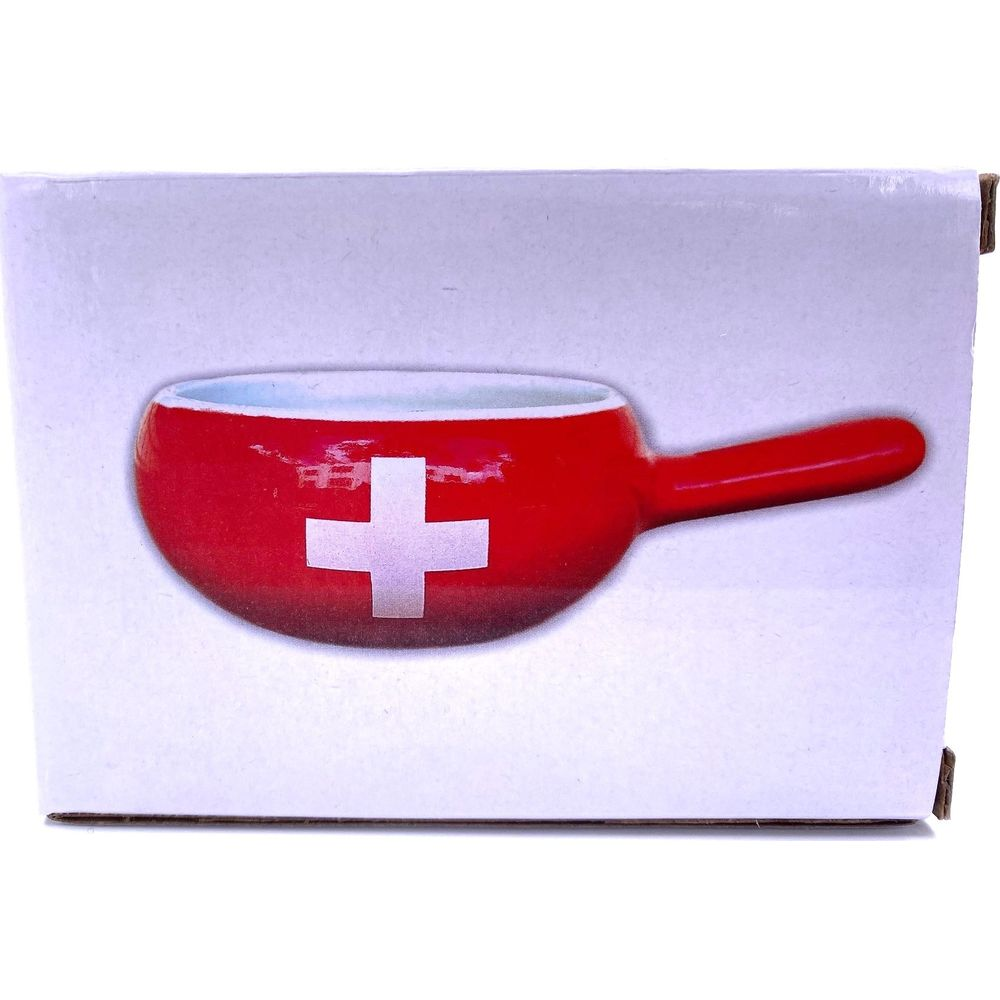 Una tazza rossa con croce bianca su scatola bianca.