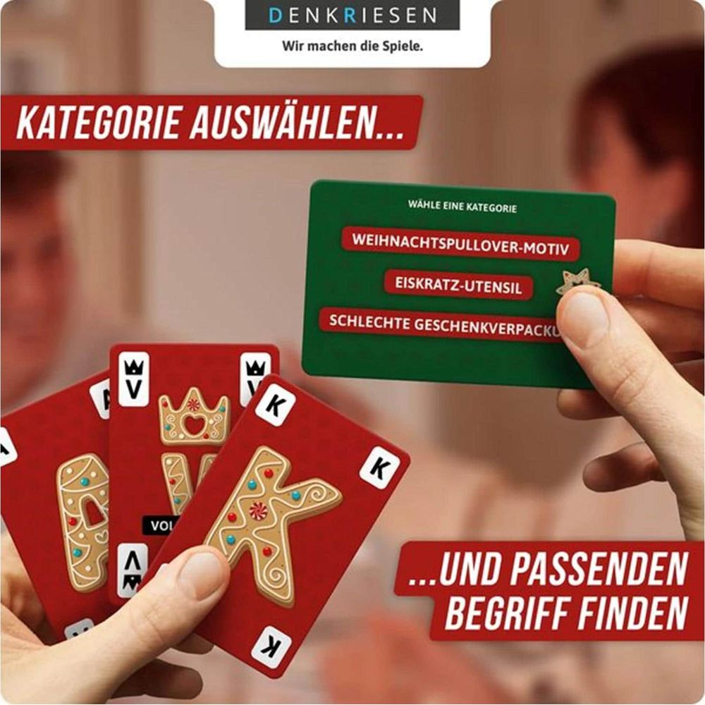 Hände wählen eine Kategorie aus Spielkarten mit Weihnachtsmotiven.