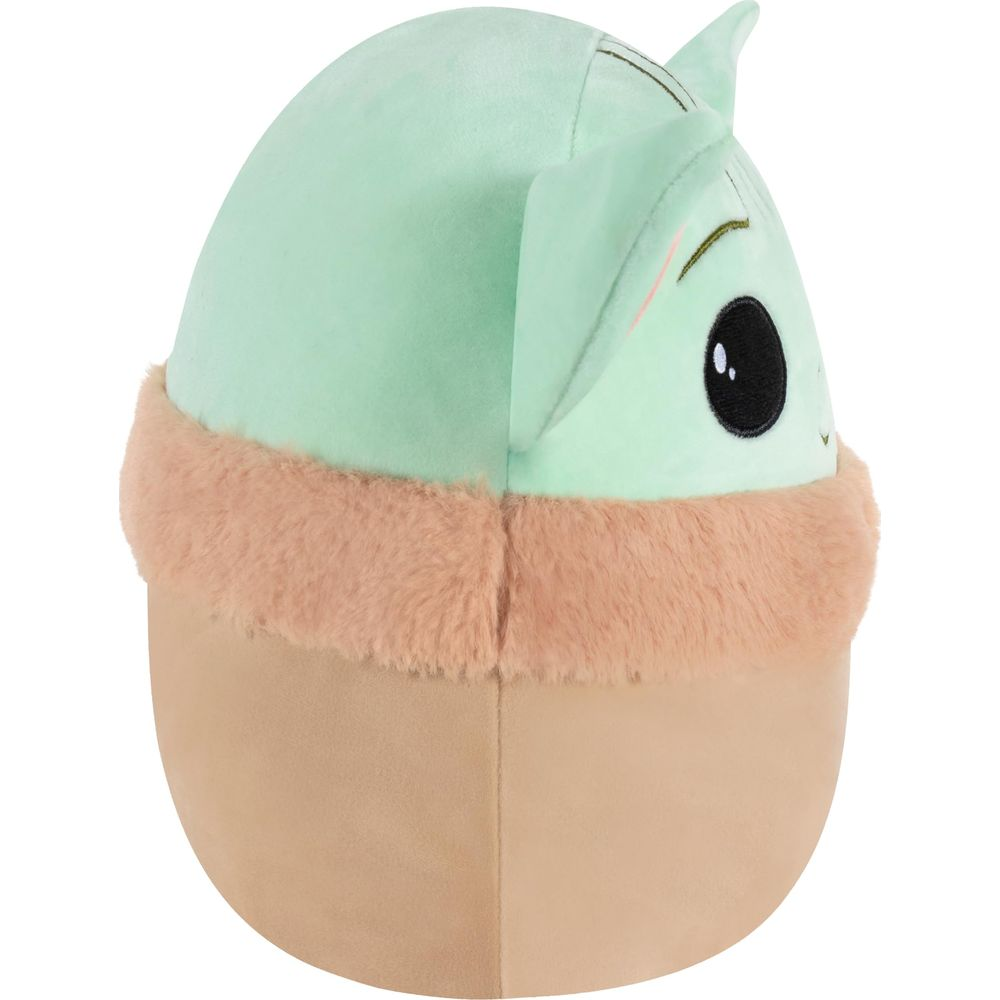 Eine hellgrüne Baby-Yoda-Plüschfigur mit braunem Fellkragen und beigem Körper.