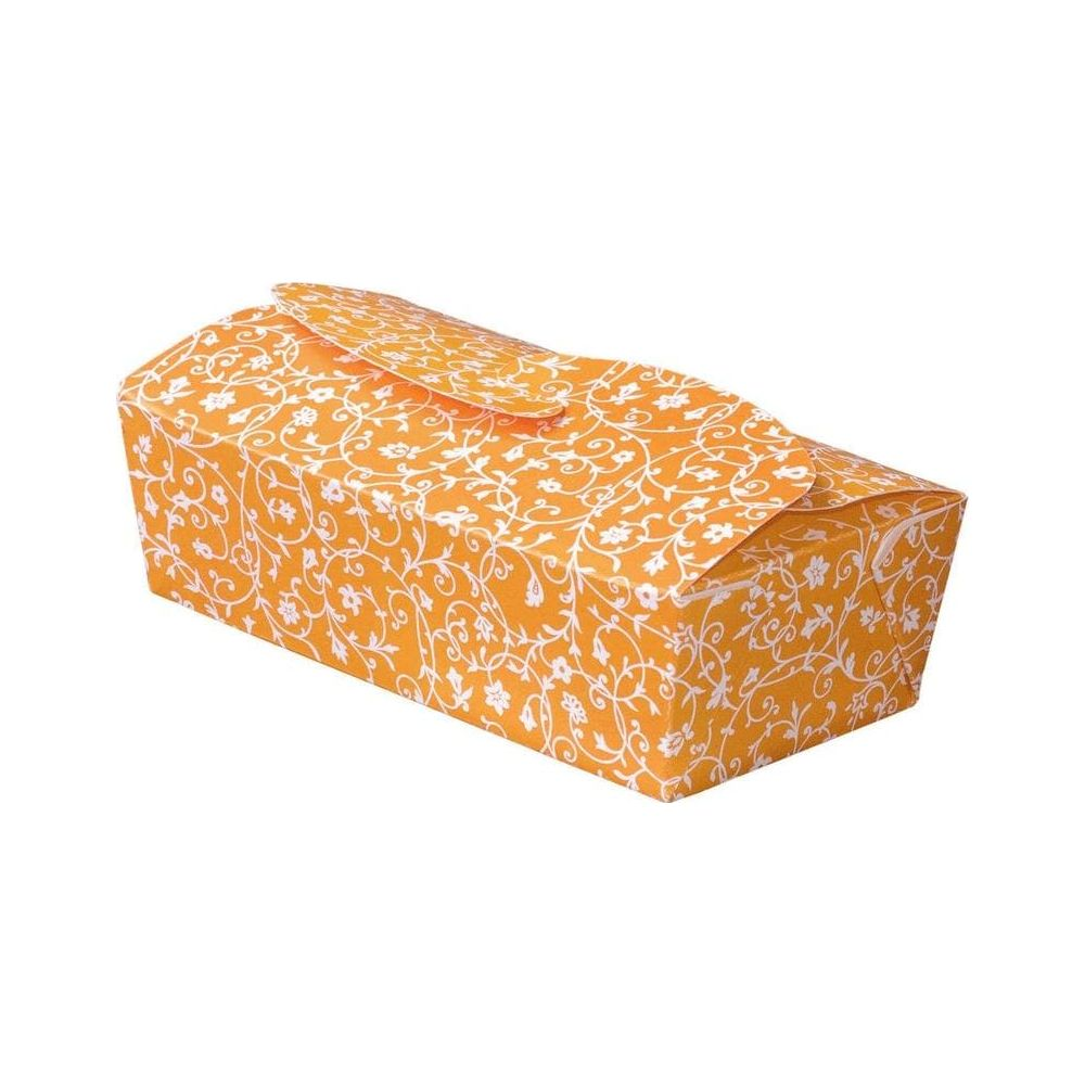 Orangefarbene Geschenkbox mit weißem Blumenmuster, auf weißem Hintergrund.