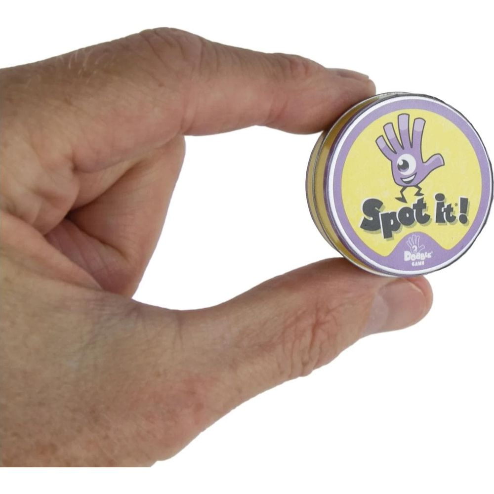 Eine Hand hält eine kleine runde Dose mit der Aufschrift "Spot it!"