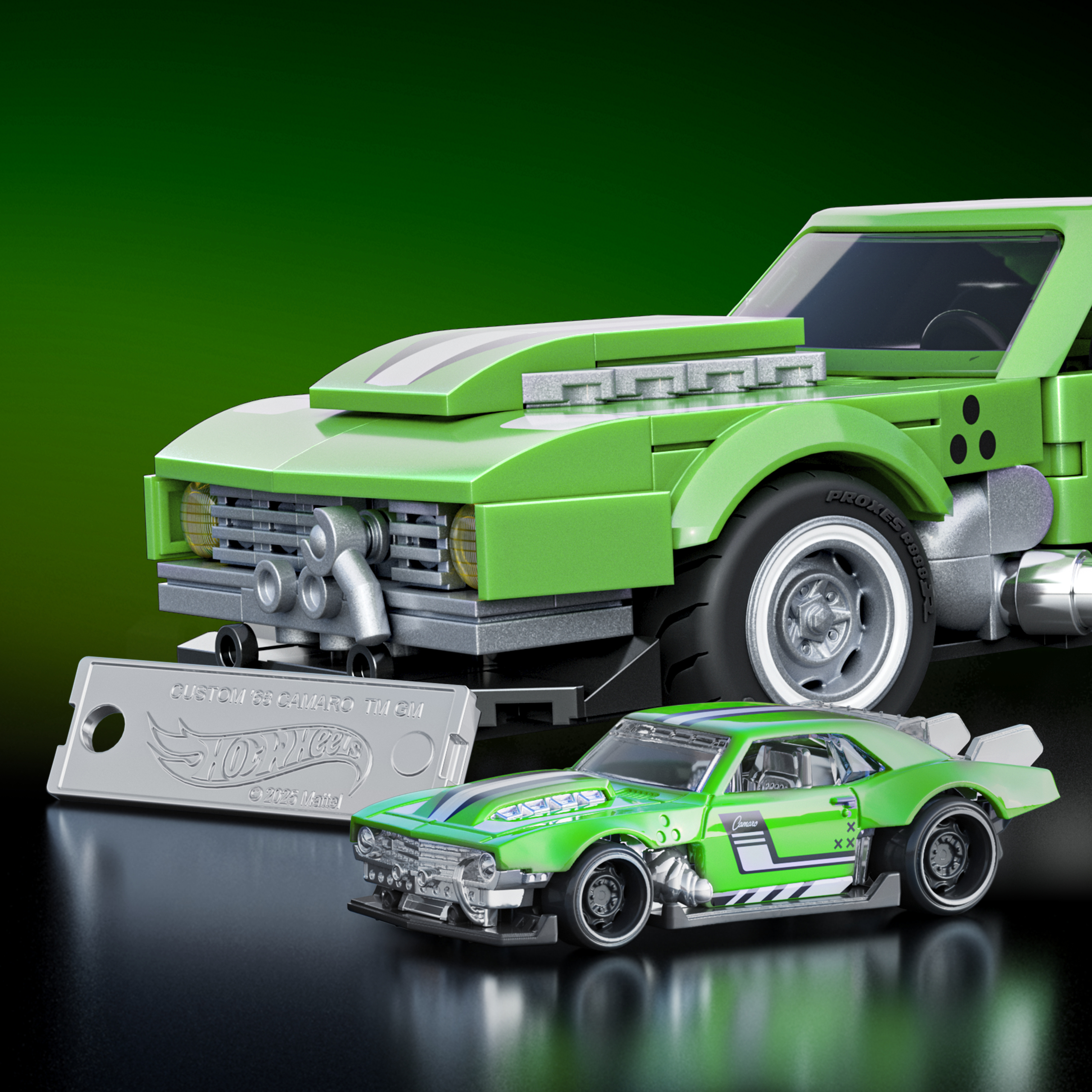 Due macchinine giocattolo verdi, un grande modello Lego e una piccola Hot Wheels.