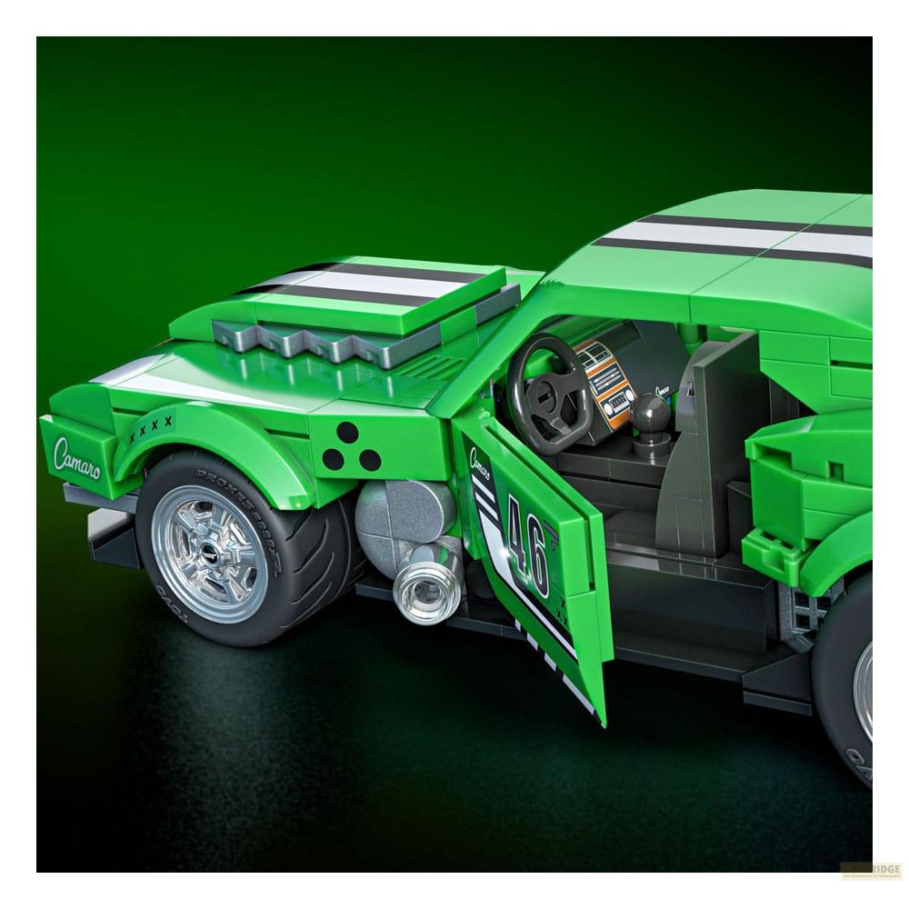 Auto da corsa Lego verde con porta aperta, interni dettagliati e strisce.