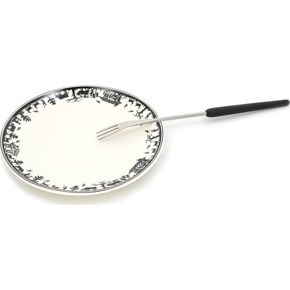 Une assiette avec un bord noir et une fourchette à fondue avec manche noir.