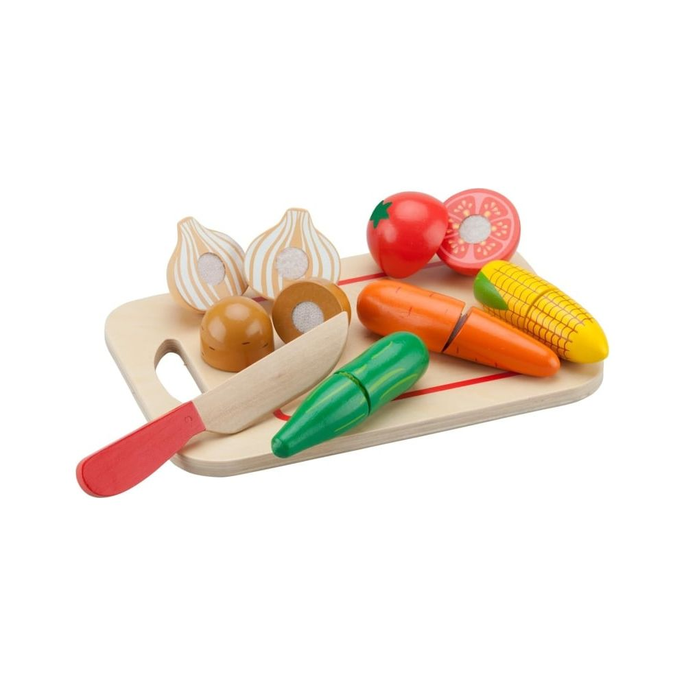 Holzspielzeug: Messer, Zwiebeln, Karotten, Mais, Tomate auf einem Schneidebrett.