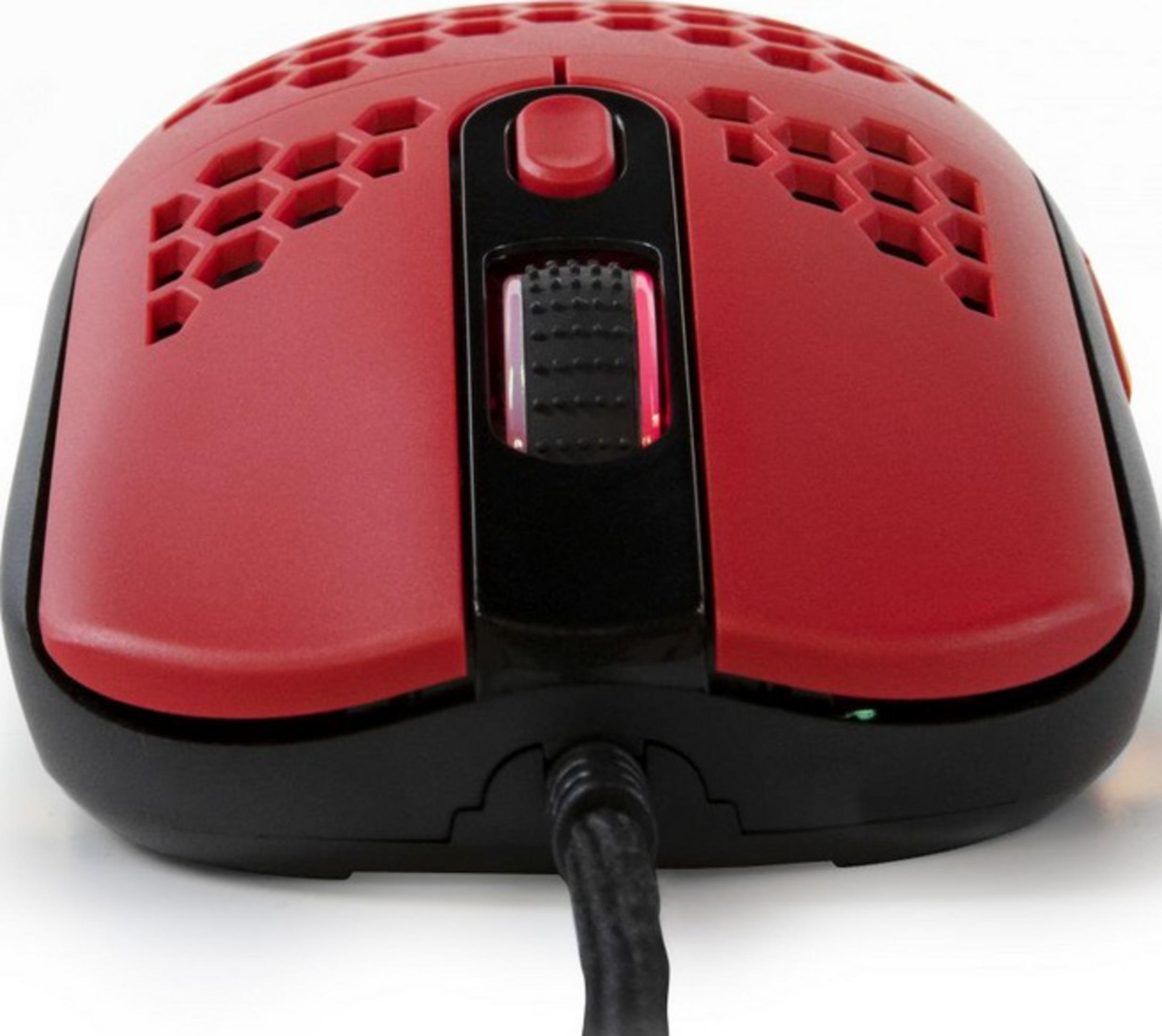 Rode gamingmuis met honingraatpatroon en zwart scrollwiel op witte achtergrond.