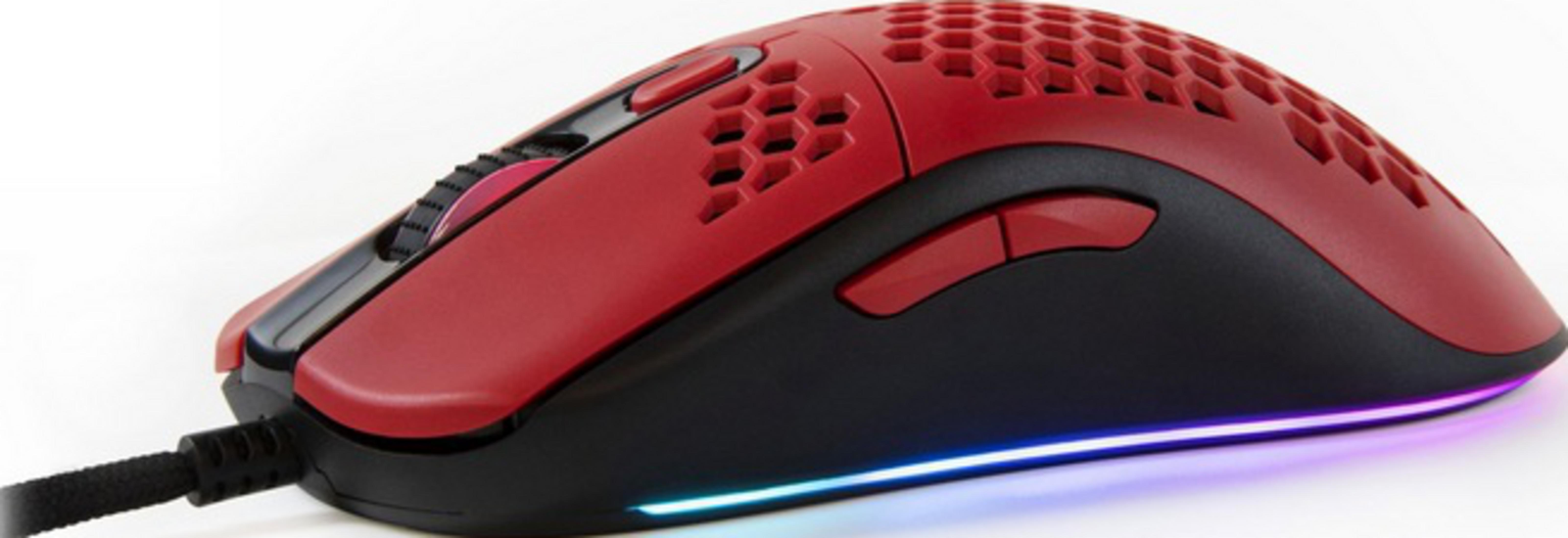 Rode en zwarte gamingmuis met honingraatpatroon en RGB-verlichting.