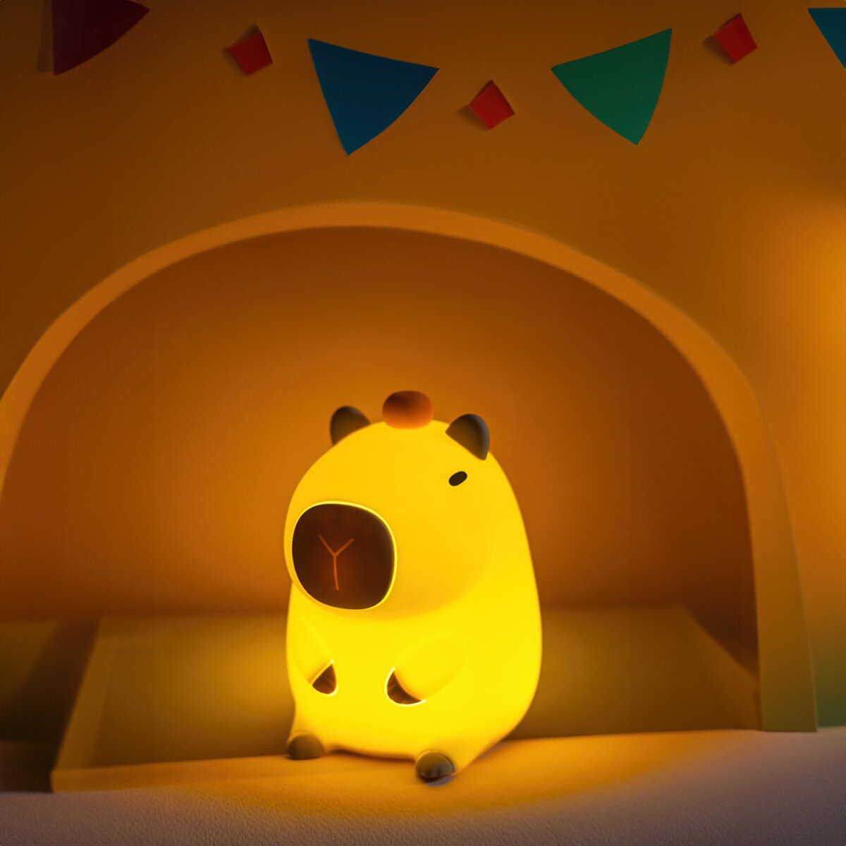 Ein gelbes Capybara-Nachtlicht mit einem braunen Detail auf dem Kopf.