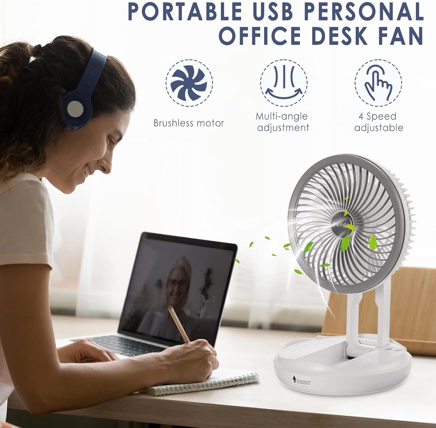 Eine Frau mit Kopfhörern arbeitet am Laptop. Ein Ventilator steht daneben.