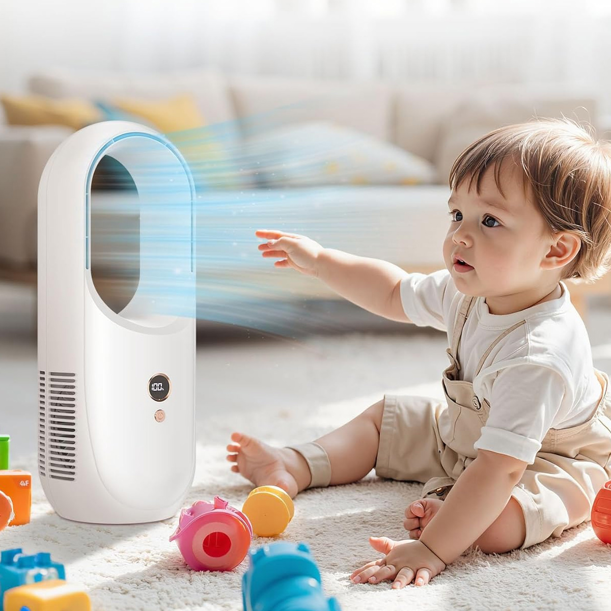 Ein Baby sitzt auf dem Boden vor einem weißen Ventilator, der Luft ausbläst.