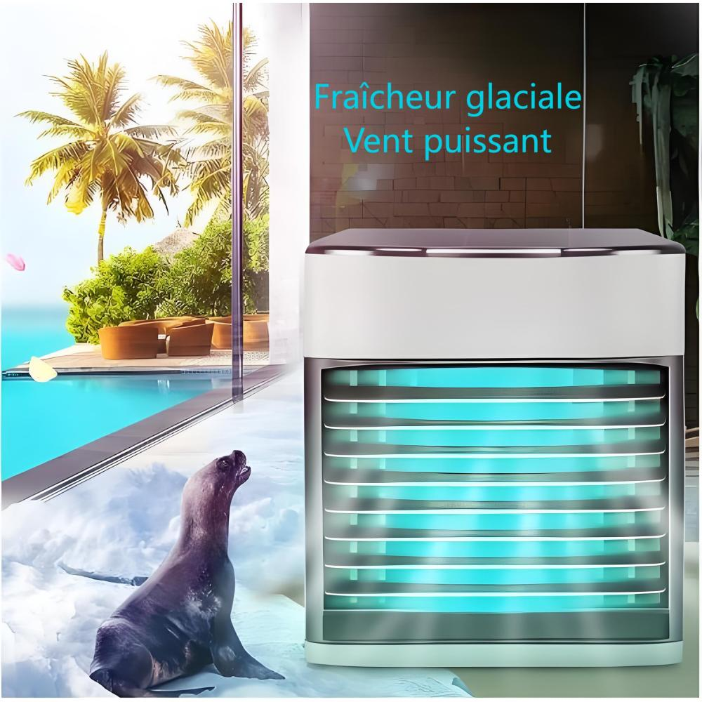 Ein Roboter mit zwei Köpfen steht auf eisigem Boden. Im Hintergrund ein Pool.