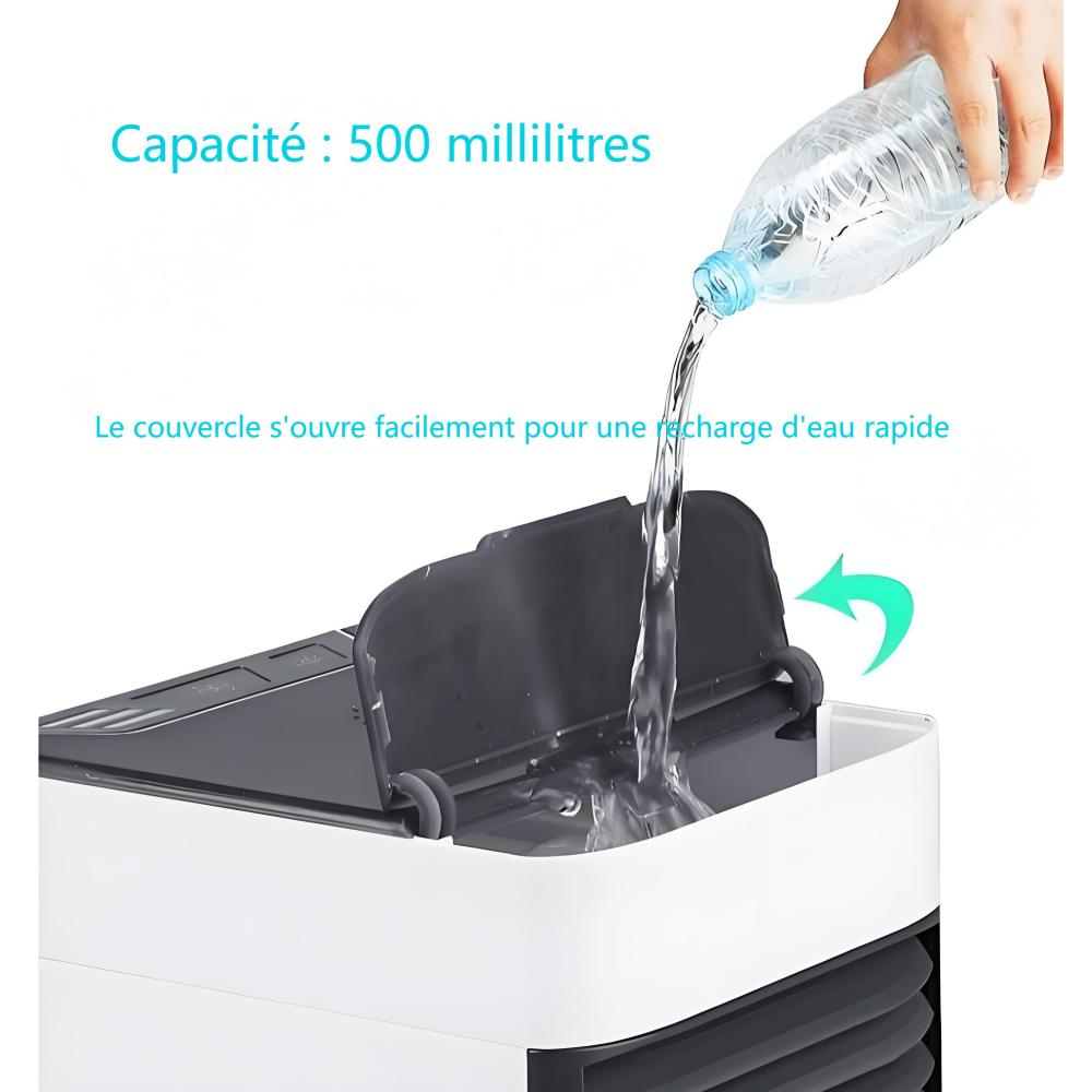 Wasser wird aus einer Flasche in ein offenes Fach gegossen.