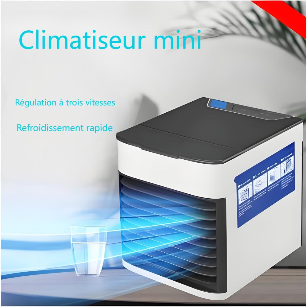 Ein kleiner weißer und schwarzer Luftkühler mit blauen Lüftungsschlitzen neben einem Glas Wasser.