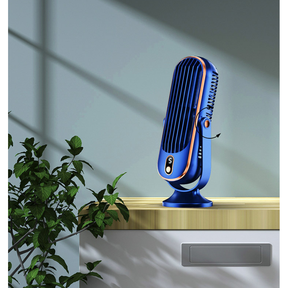 Ein blauer und oranger Ventilator steht auf einem Regal. Links daneben eine grüne Pflanze.