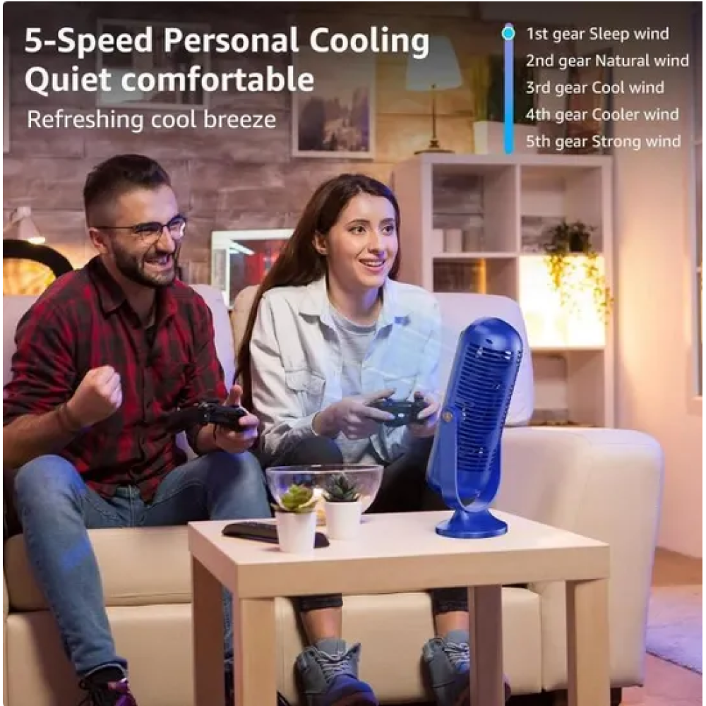 Mann und Frau spielen Videospiele auf einem Sofa mit einem blauen Ventilator.