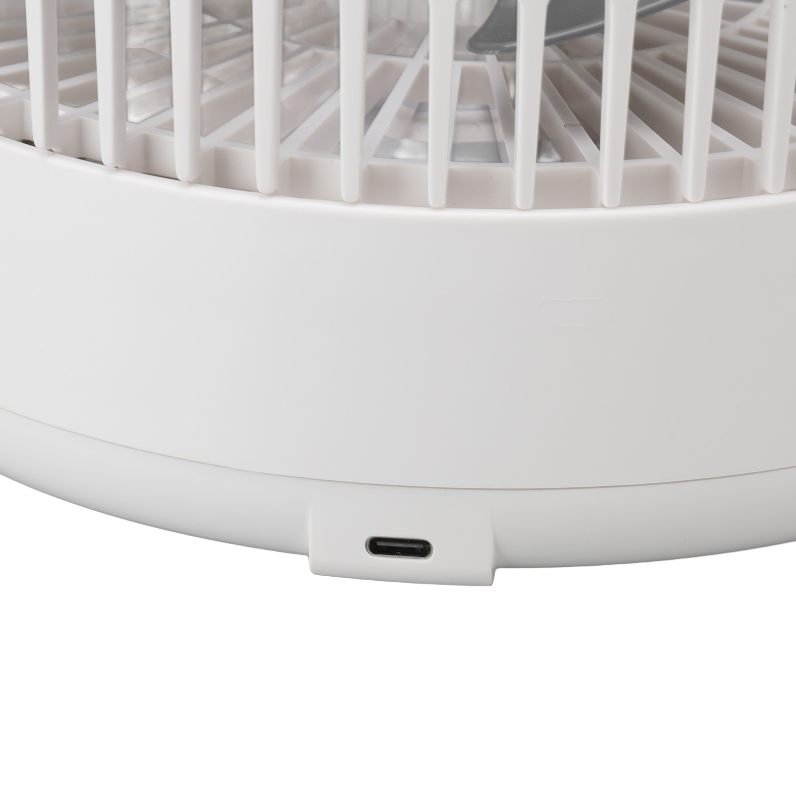 Nahaufnahme eines weißen Ventilators mit einem USB-C-Anschluss an der Unterseite.