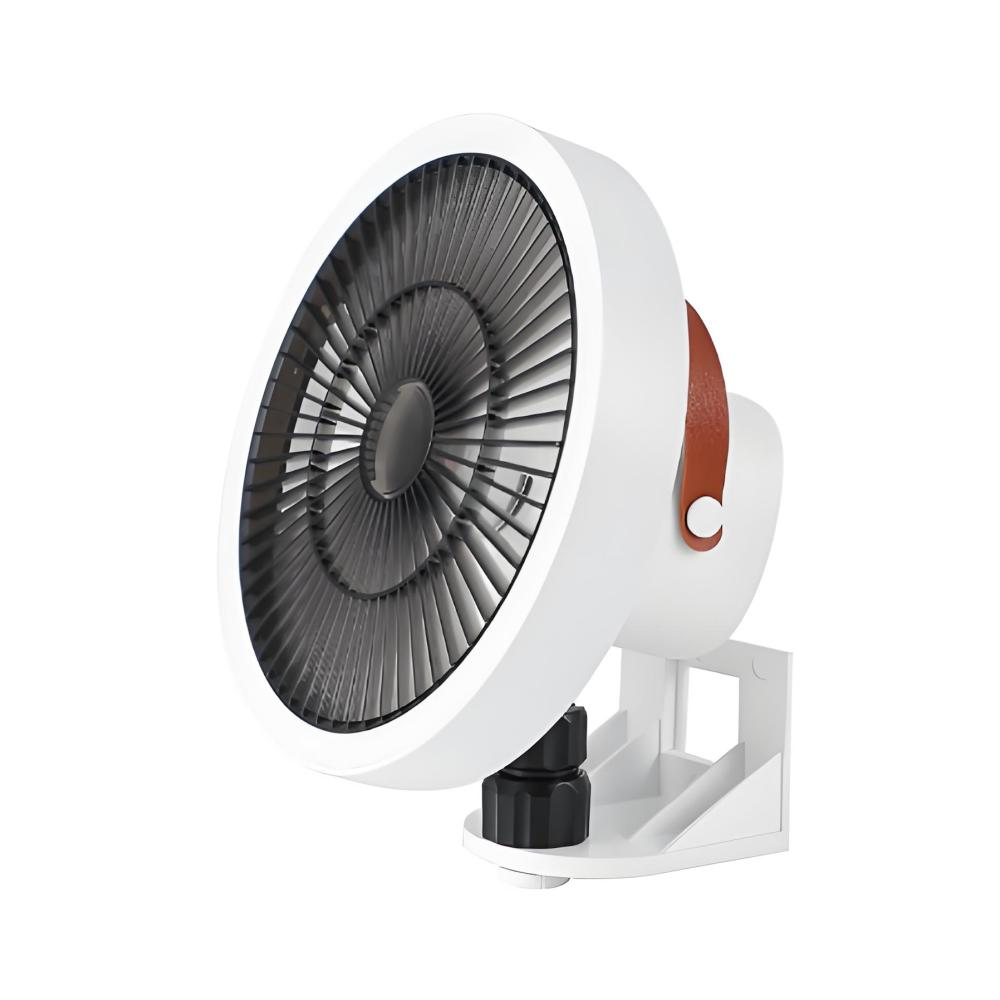 Ein weißer Ventilator mit grauen Rotorblättern und braunem Ledergriff auf weißem Sockel.
