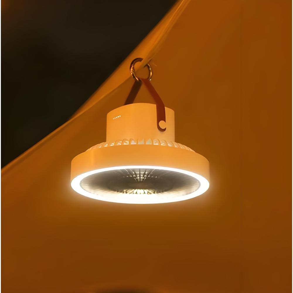 Eine weiße Campinglaterne mit einem Lederband hängt von einem orangefarbenen Zelt.