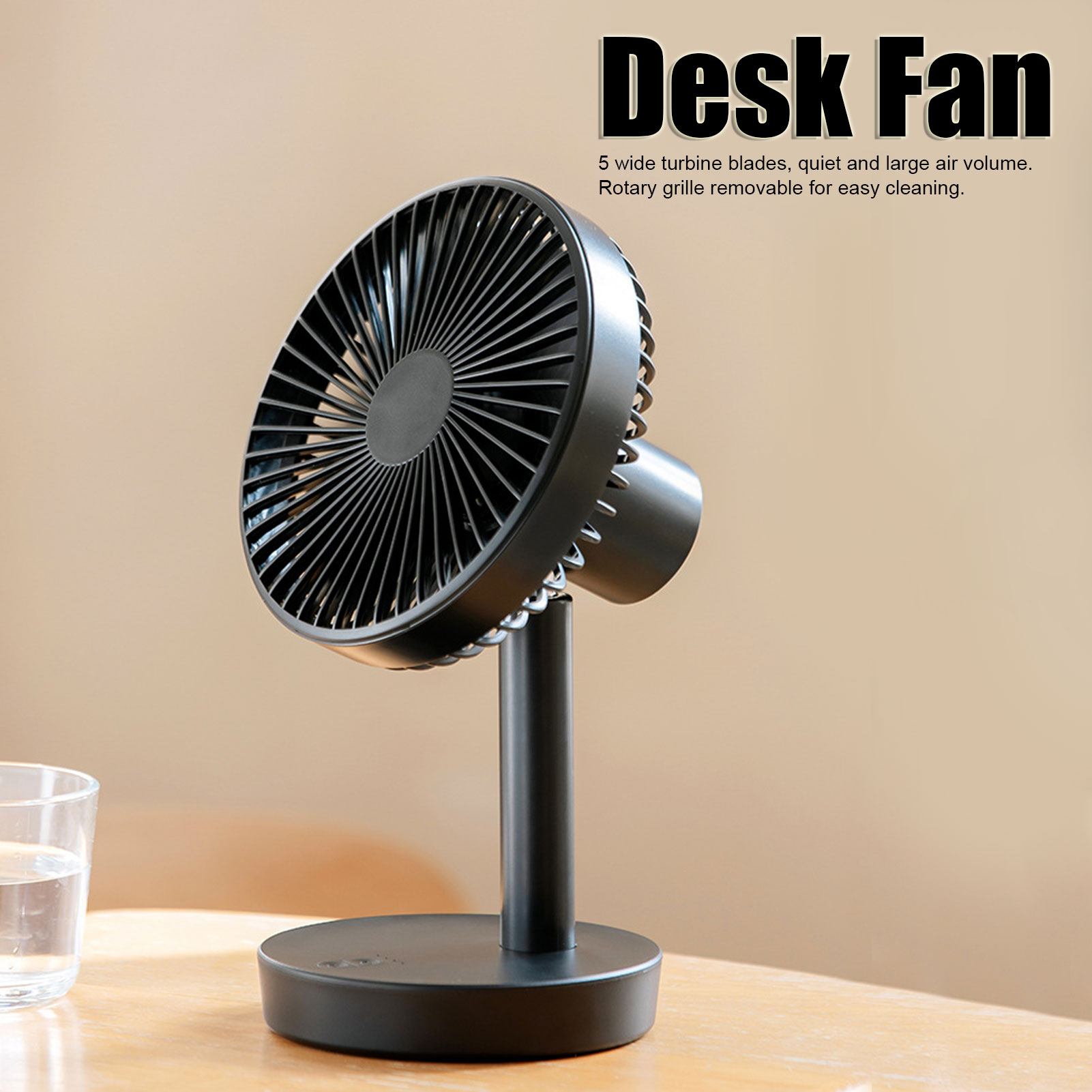Schwarzer Schreibtischventilator mit 5 Turbinenblättern auf rundem Sockel neben einem Glas Wasser.