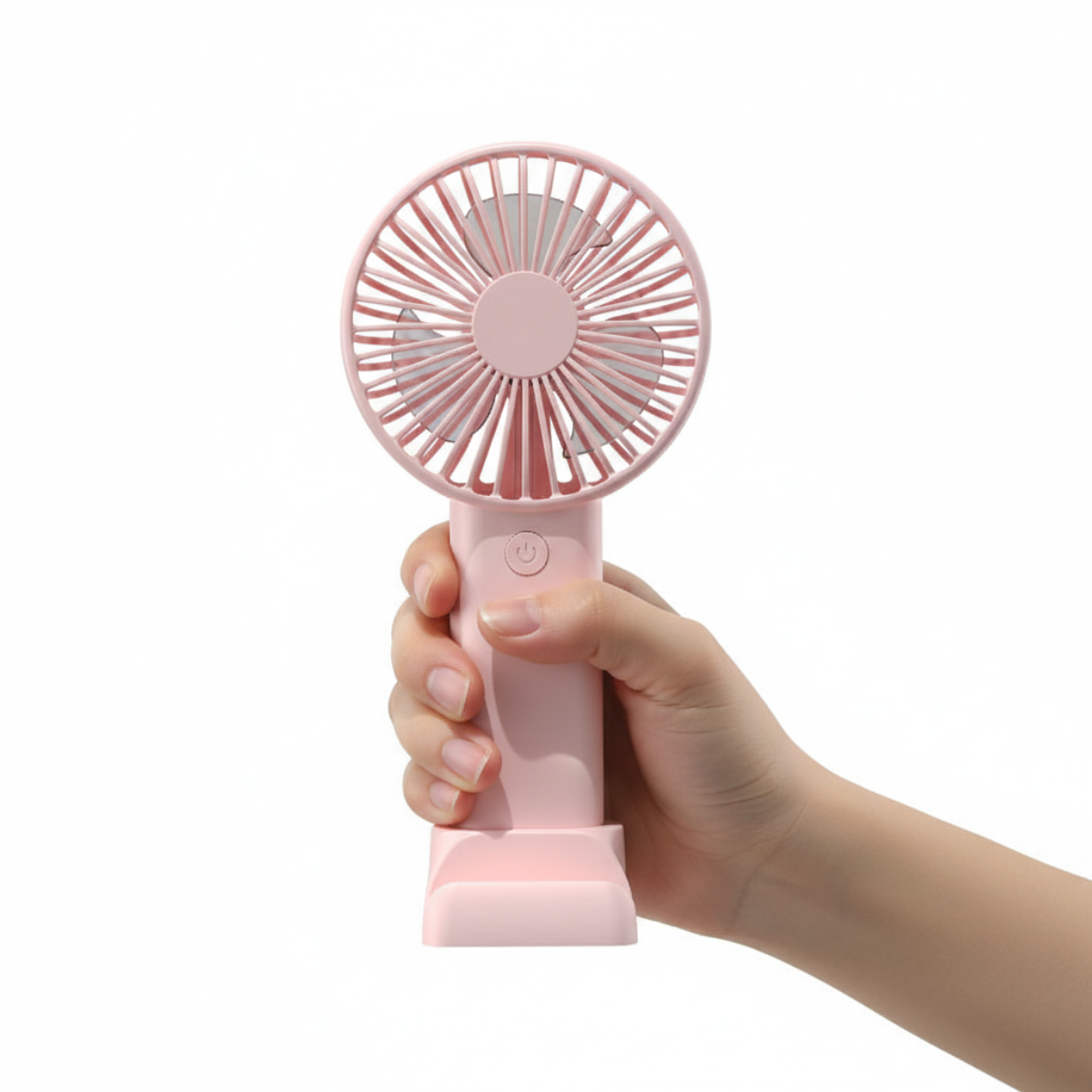 Eine Hand hält einen pinken tragbaren Ventilator mit Einschaltknopf am Griff.