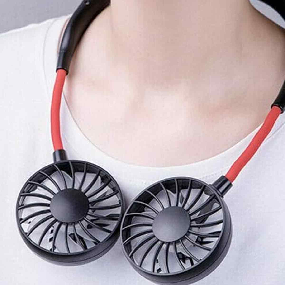 Eine Person trägt ein weißes Hemd und einen schwarz-roten Nackenventilator mit zwei Lüftern.