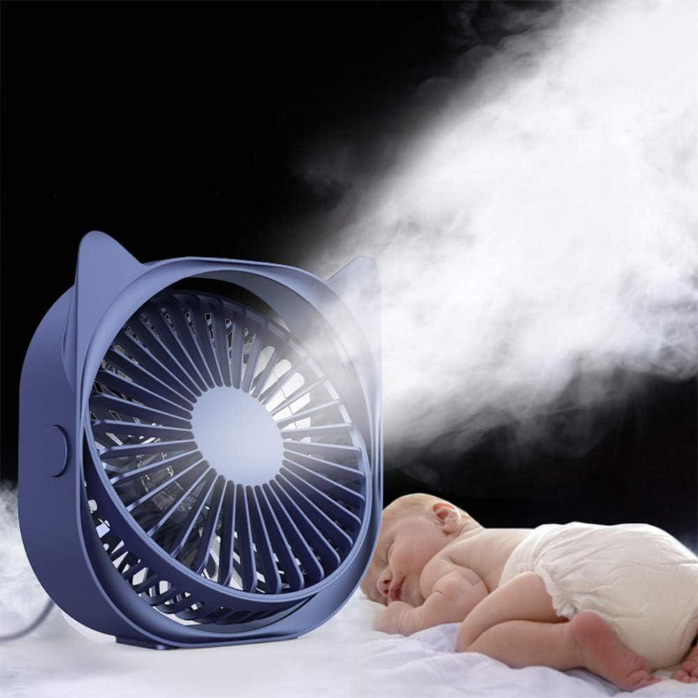 Ein blauer Katzen-Ventilator sprüht Nebel auf ein schlafendes Baby.