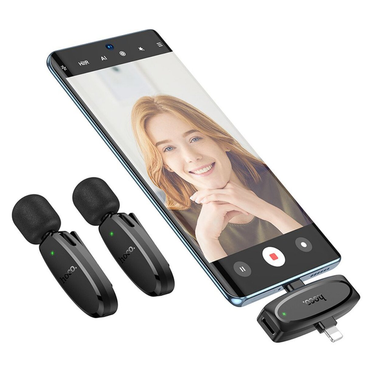 Due microfoni neri con spugna davanti a uno smartphone che mostra una donna.