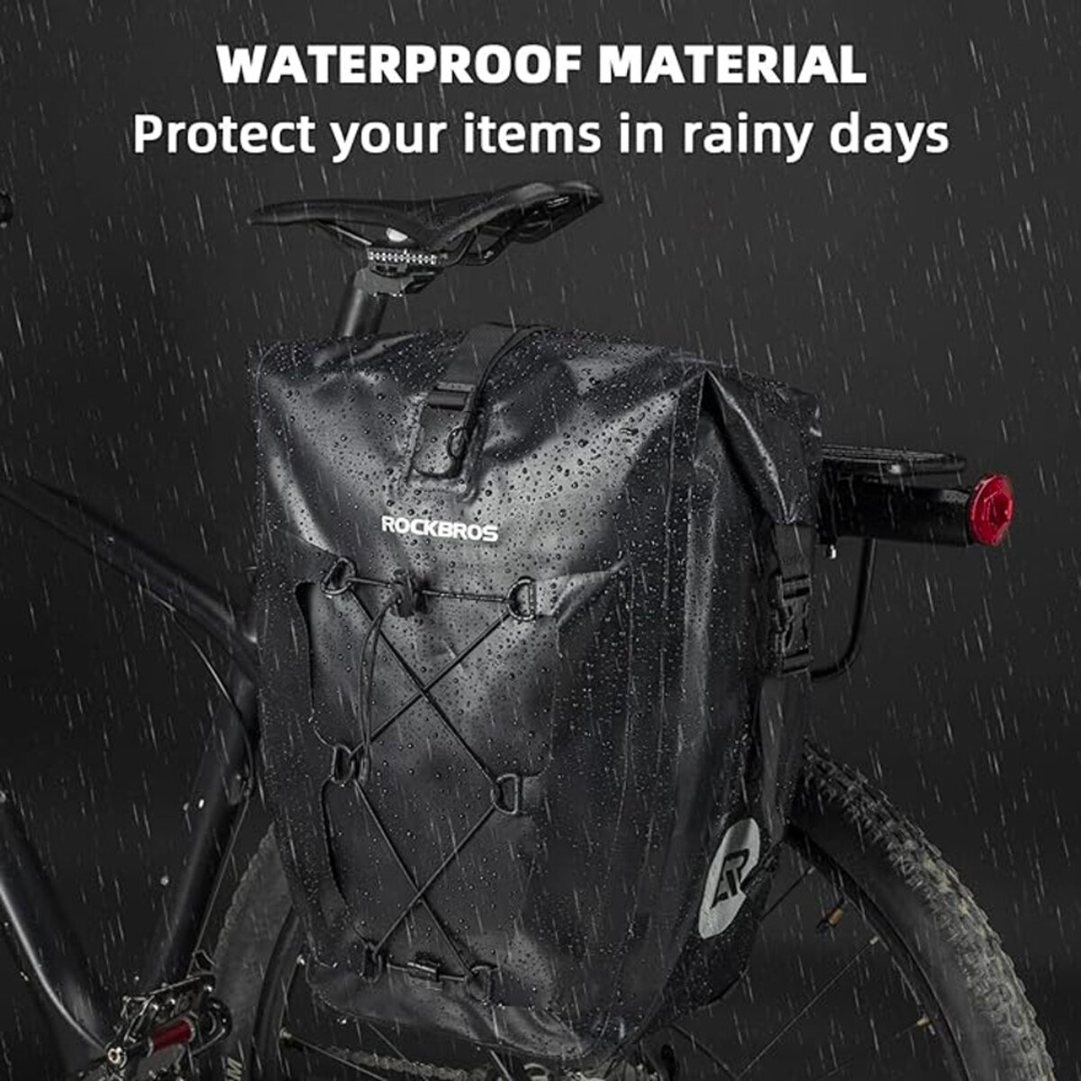 Schwarze wasserdichte Fahrradtasche mit Schnallen und Kordelzug bei Regen.