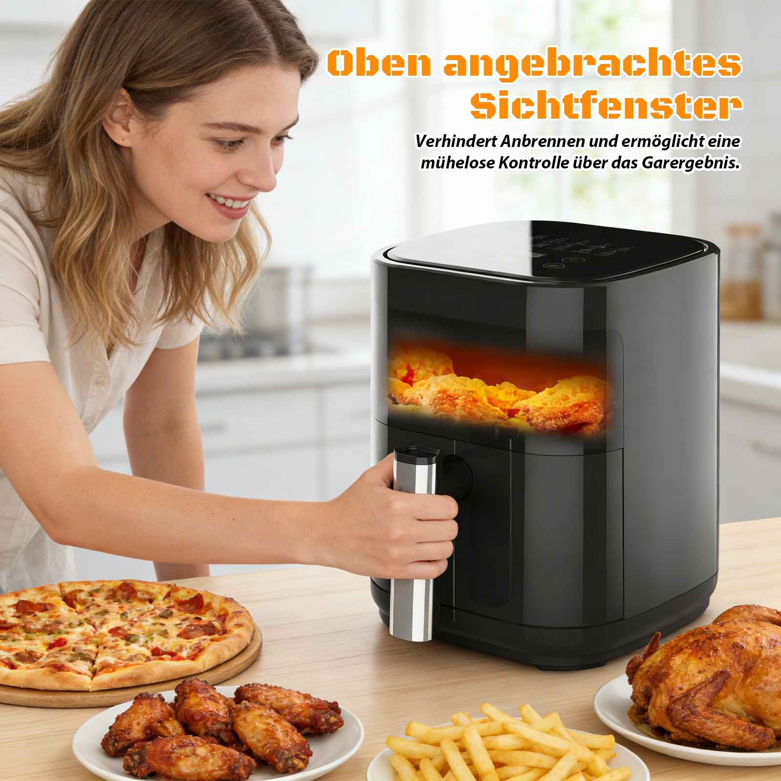 Eine Frau blickt auf einen schwarzen Heißluftfritteuse mit Sichtfenster. Daneben liegen Pizza, Hähnchenflügel und Pommes.