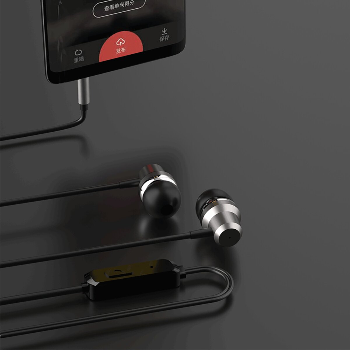 Ein Smartphone mit Kopfhörern, die über ein Kabel verbunden sind.