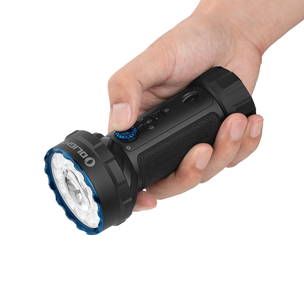 Una mano tiene una torcia nera con anello blu e LED argentati.
