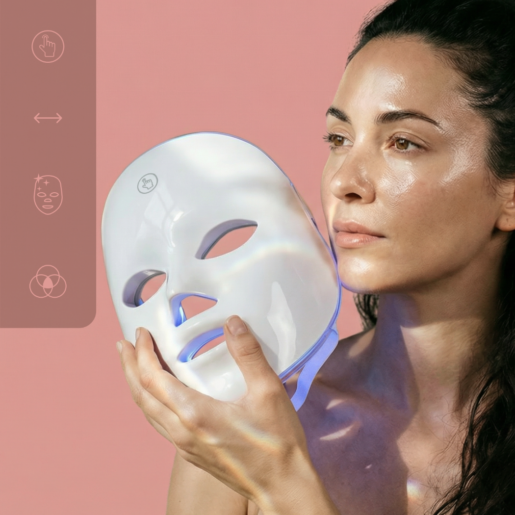 Kobieta trzyma białą maskę LED do twarzy przed twarzą.