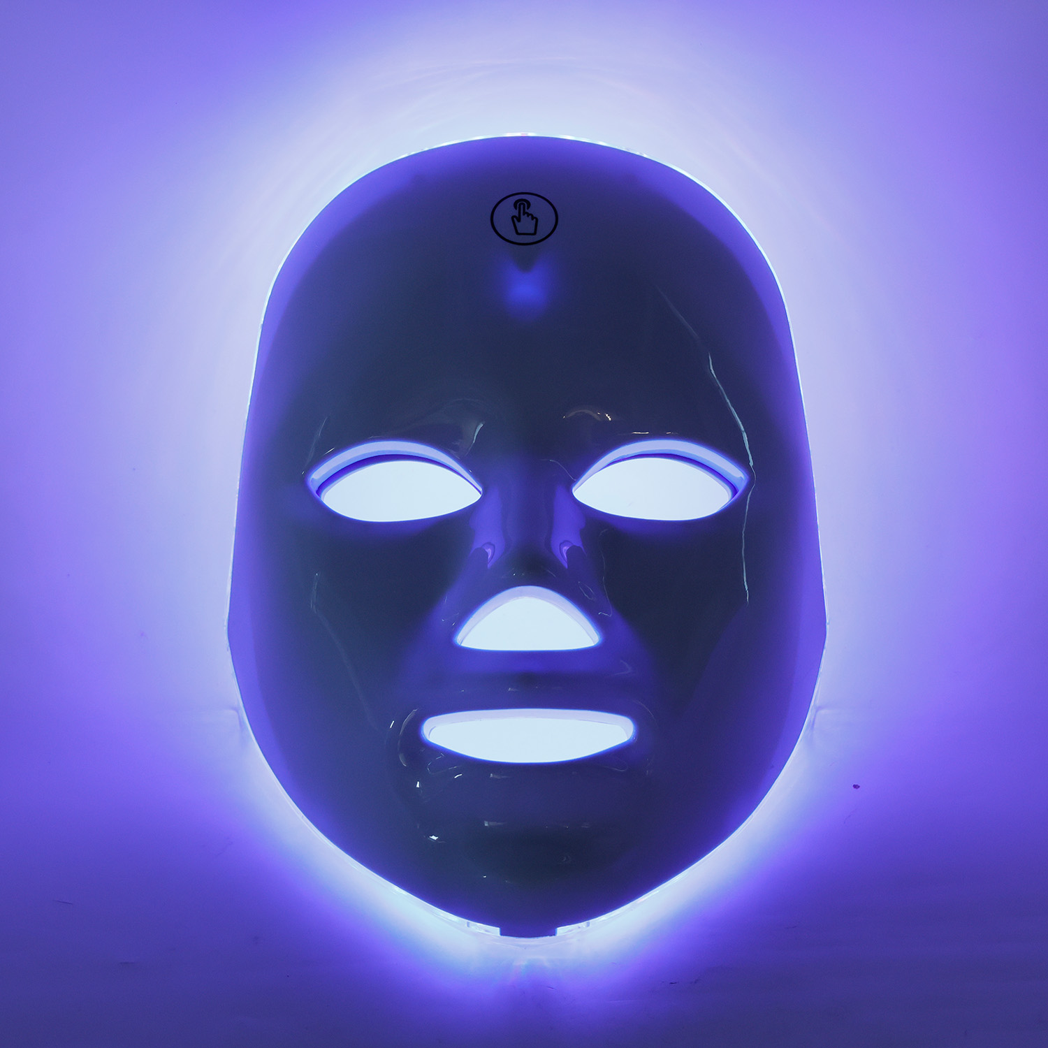 Maska na twarz z niebieskimi i fioletowymi światłami świeci na jasnym tle.