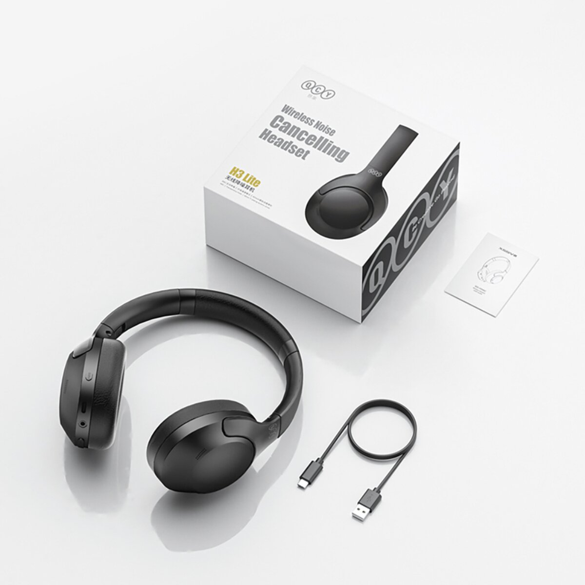 Schwarze kabellose Noise-Cancelling-Kopfhörer, Box und USB-C-Kabel auf weißem Grund.