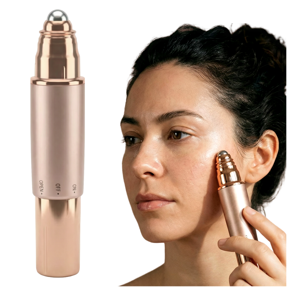 Kobieta używa różowo-złotego rollera do twarzy na białym tle.