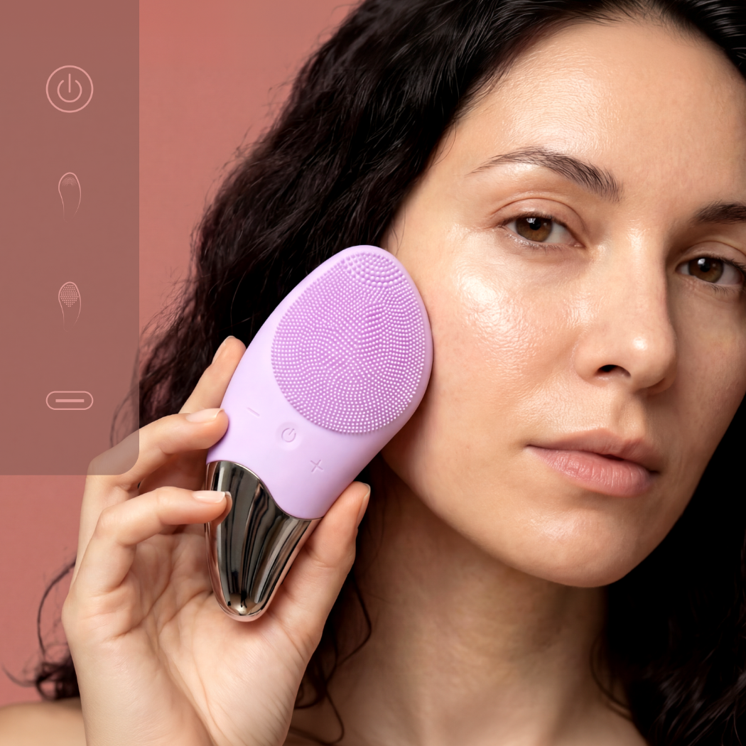 Kobieta używa fioletowej szczoteczki do oczyszczania twarzy na policzku.