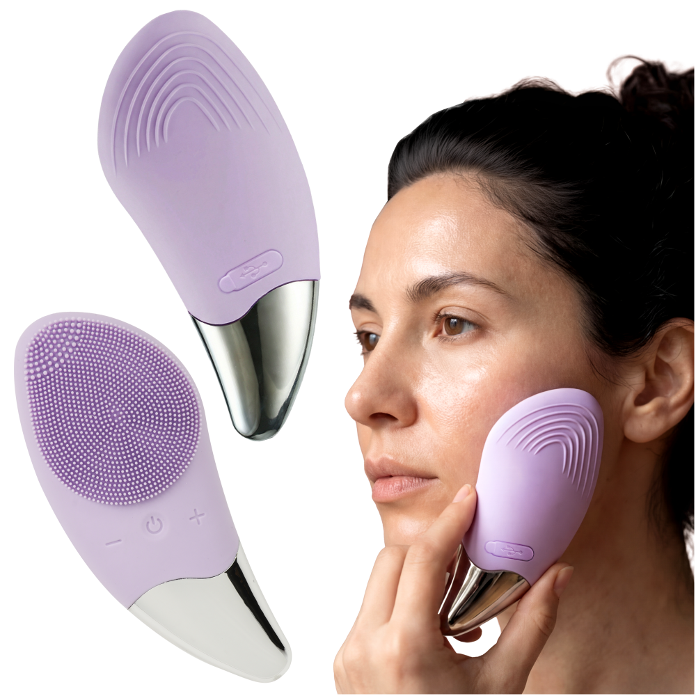 Kobieta używa fioletowego urządzenia do oczyszczania twarzy ze srebrną końcówką.