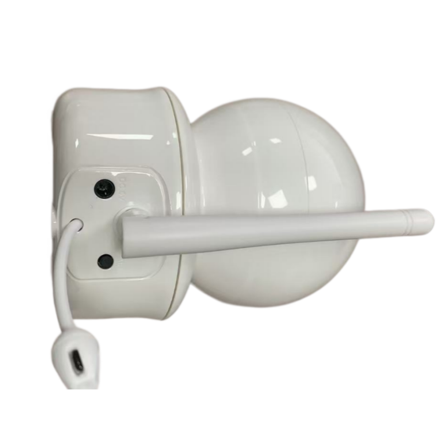 Eine weiße Überwachungskamera mit drehbarer Linse, Antenne und USB-C-Anschluss.