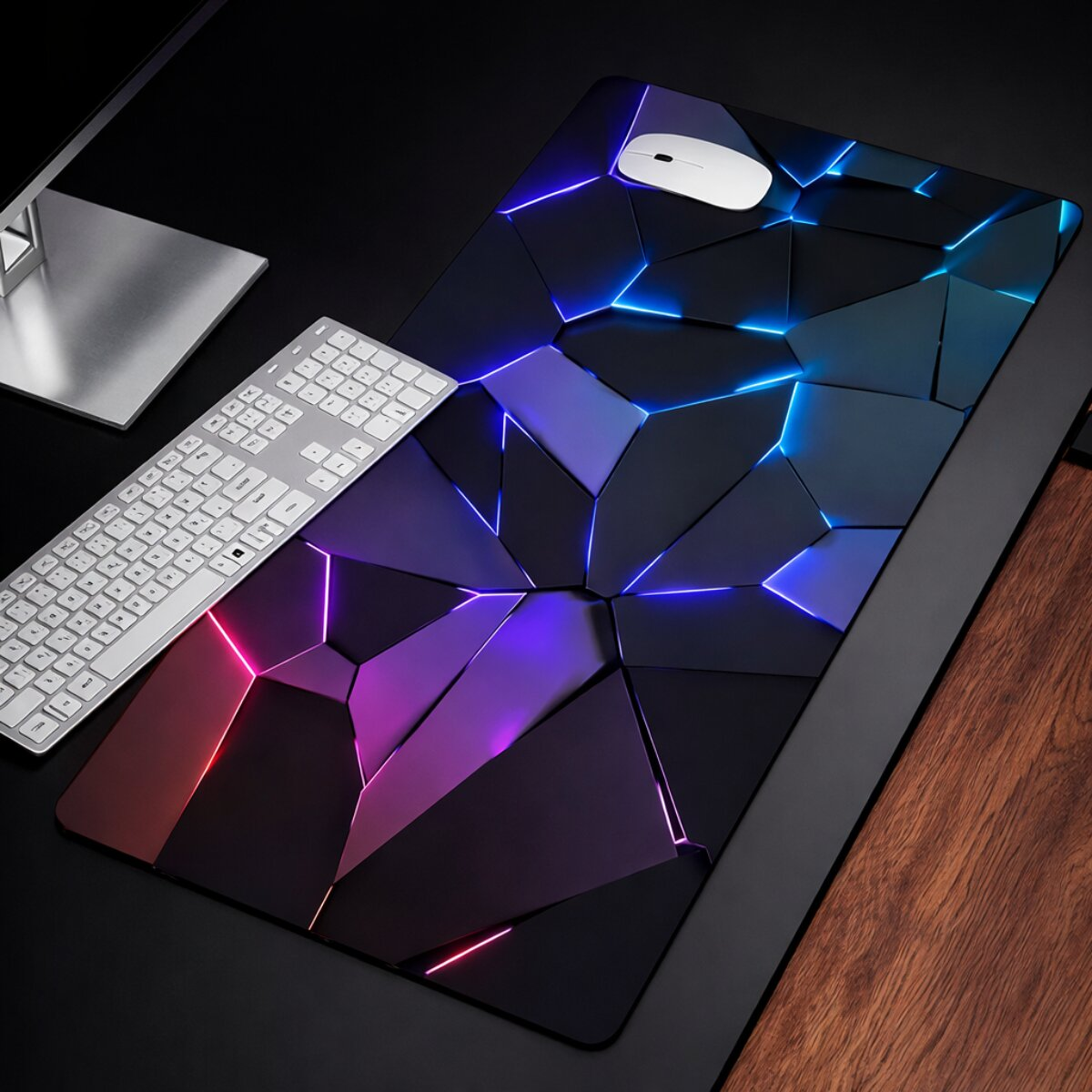 Eine weiße Maus und Tastatur auf einer dunklen, geometrischen Matte mit blauen und violetten Lichtern.