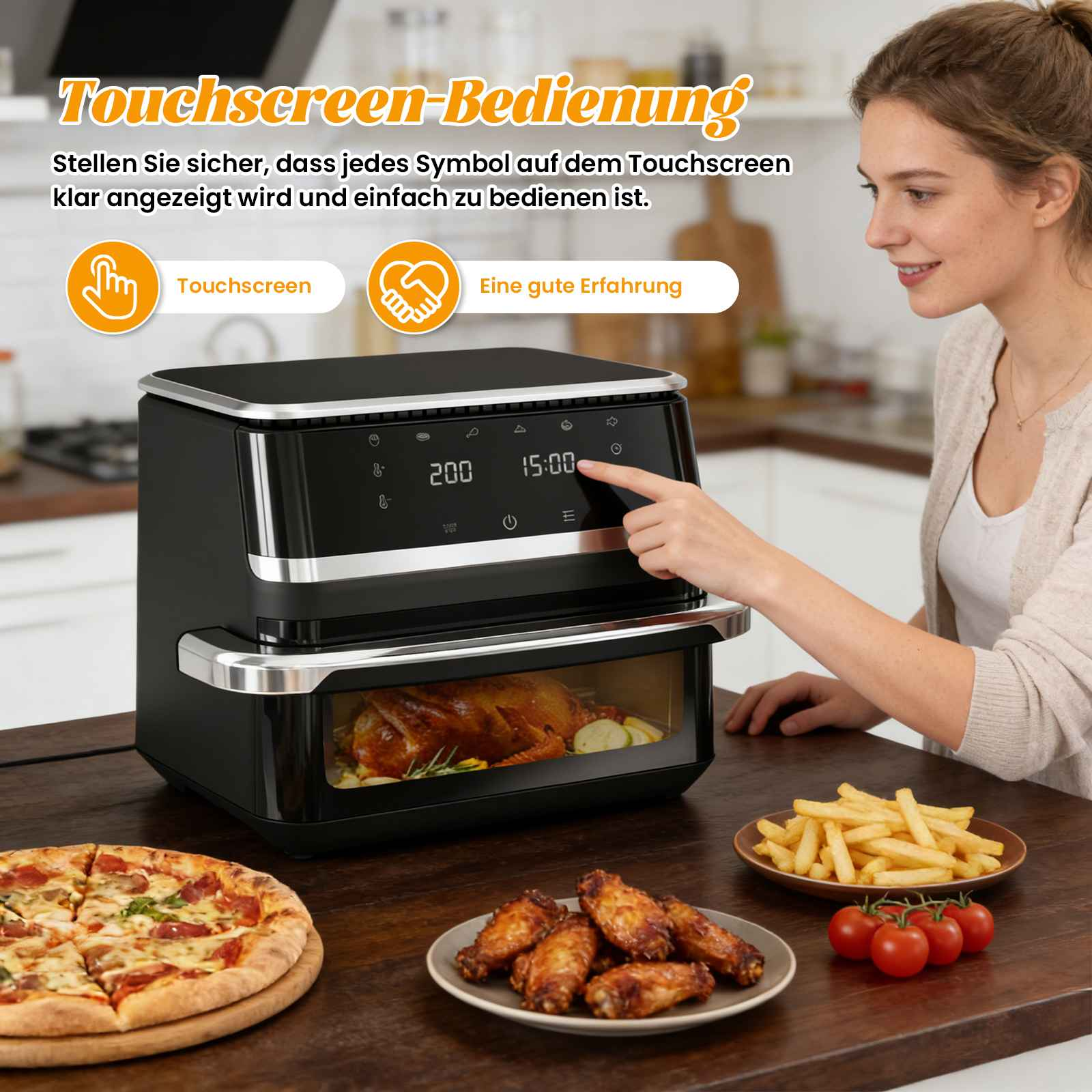 Eine Frau bedient einen schwarzen Heißluftfritteusen mit Touchscreen. Daneben sind Pizza, Hähnchenflügel, Pommes und Tomaten.