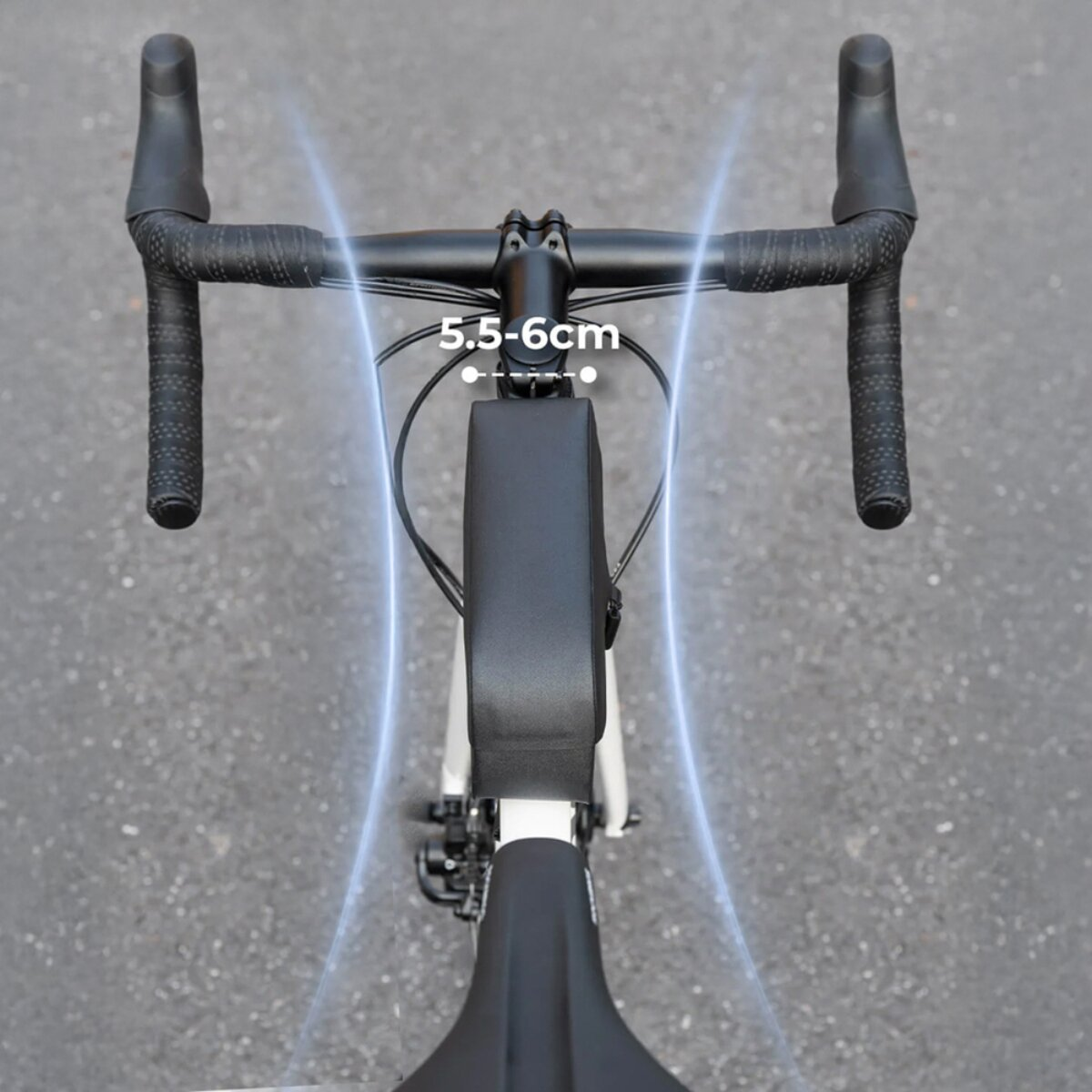 Oberansicht eines Fahrradlenkers mit schwarzer Lenkertasche und Maßangabe 5,5-6cm.
